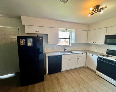 2212 Rifle Bend Dr - Photo Thumbnail 7