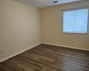 14902 Snelling Dr - Photo Thumbnail 7