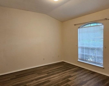14902 Snelling Dr - Photo Thumbnail 6