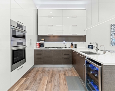 1420 W Fulton Street - Photo Thumbnail 2