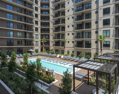 2727 Albany Street - Photo Thumbnail 43
