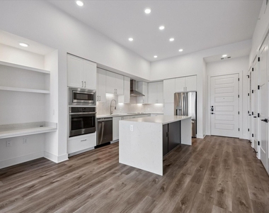 2727 Albany Street - Photo Thumbnail 5