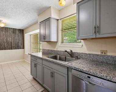 9718 Shady Tree Lane - Photo Thumbnail 7