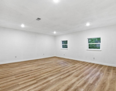 6718 Deer Ridge Lane - Photo Thumbnail 8