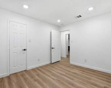6718 Deer Ridge Lane - Photo Thumbnail 15