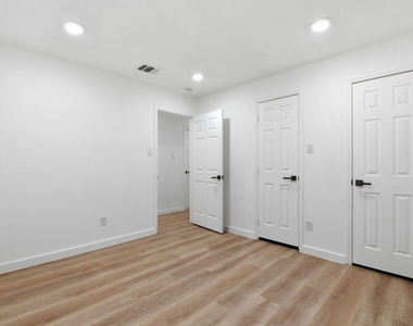 6718 Deer Ridge Lane - Photo Thumbnail 16