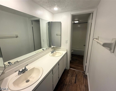 1406 Park Shore Circle - Photo Thumbnail 10