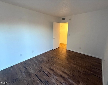 1406 Park Shore Circle - Photo Thumbnail 11