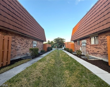 1406 Park Shore Circle - Photo Thumbnail 19