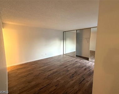 1406 Park Shore Circle - Photo Thumbnail 9