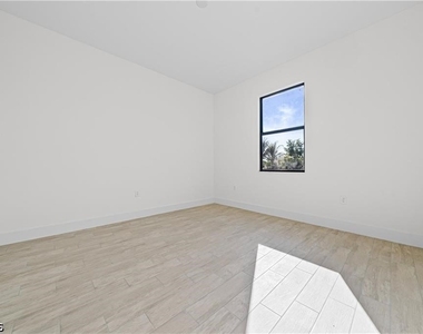 2222 Kenneth Avenue S - Photo Thumbnail 6