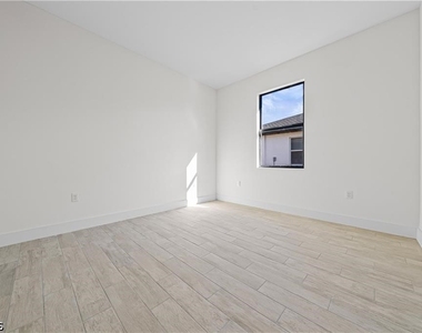 2222 Kenneth Avenue S - Photo Thumbnail 7