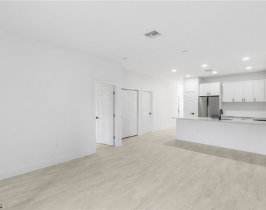 2220 Kenneth Avenue S - Photo Thumbnail 5