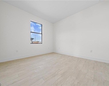 2220 Kenneth Avenue S - Photo Thumbnail 11