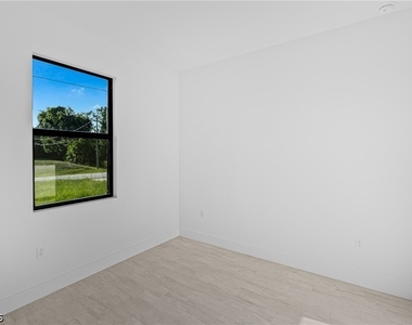 2220 Kenneth Avenue S - Photo Thumbnail 6