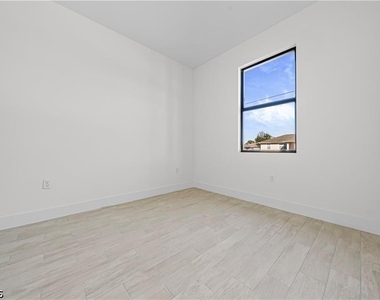 2220 Kenneth Avenue S - Photo Thumbnail 10
