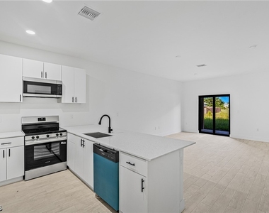 2220 Kenneth Avenue S - Photo Thumbnail 4