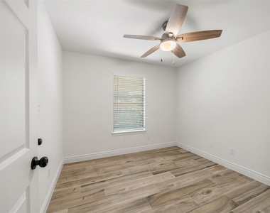 4884 Holly Lane W - Photo Thumbnail 14