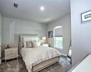 15158 Tolmino Street - Photo Thumbnail 7
