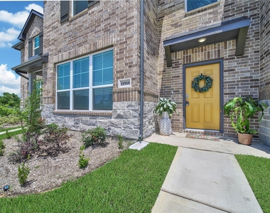 11918 Outer Bark Drive - Photo Thumbnail 2