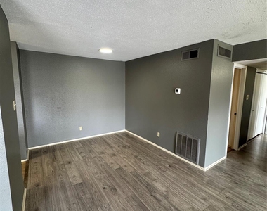 6633 W Airport Boulevard - Photo Thumbnail 4
