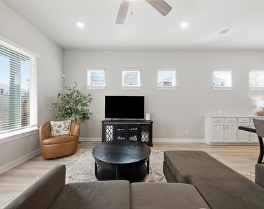 2406 Driftwood Trail - Photo Thumbnail 12