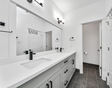 318 Neyland Street - Photo Thumbnail 11