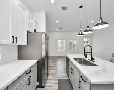 318 Neyland Street - Photo Thumbnail 4