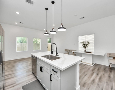 318 Neyland Street - Photo Thumbnail 15
