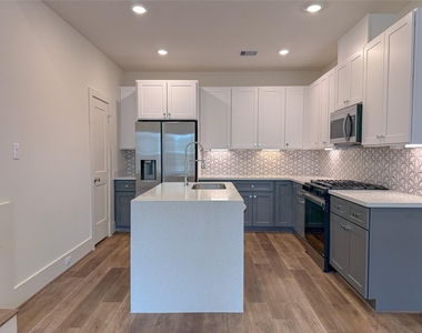 881 Rachel Street - Photo Thumbnail 4