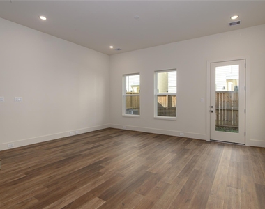 881 Rachel Street - Photo Thumbnail 8
