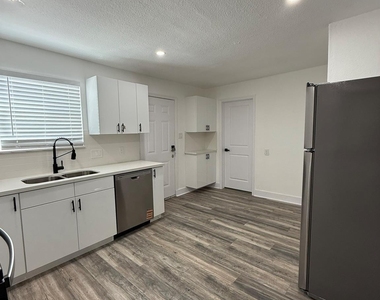 705 W Stanford - Photo Thumbnail 3