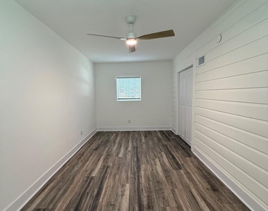 705 W Stanford - Photo Thumbnail 2