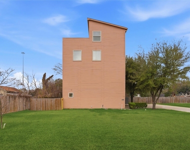 408 Eichwurzel Lane - Photo Thumbnail 4