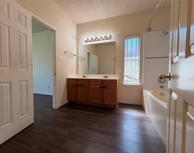 13423 Agarita Lane - Photo Thumbnail 18