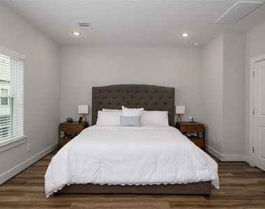 1274 N Post Oak Road - Photo Thumbnail 14