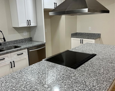 902 Alice Street - Photo Thumbnail 5