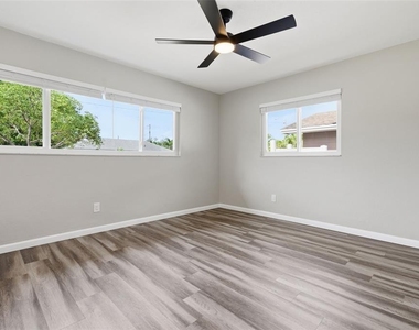 2465 Brentwood Drive - Photo Thumbnail 13