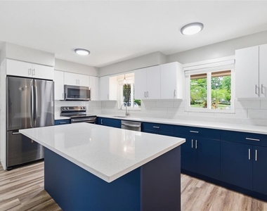 2465 Brentwood Drive - Photo Thumbnail 5