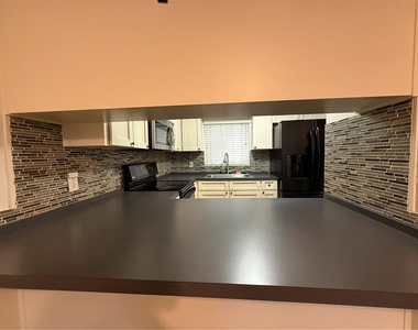702 Country Lane Ne - Photo Thumbnail 10