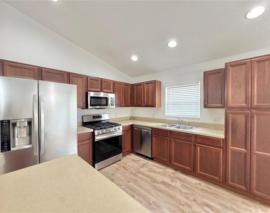 502 Viola Drive - Photo Thumbnail 8