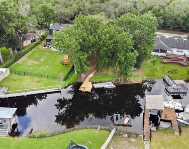 240 Maureen Drive - Photo Thumbnail 8