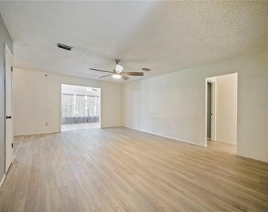 240 Maureen Drive - Photo Thumbnail 3