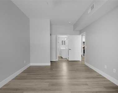 4007 Venetian Bay Drive - Photo Thumbnail 7