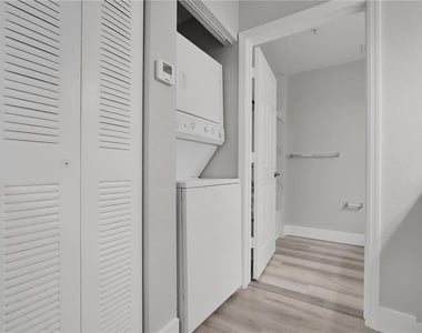 4007 Venetian Bay Drive - Photo Thumbnail 13