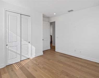 2926 Sailhouse Drive - Photo Thumbnail 3