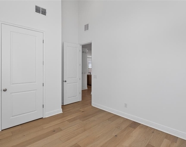 2926 Sailhouse Drive - Photo Thumbnail 5