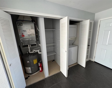 2568 Woodgate Boulevard - Photo Thumbnail 7