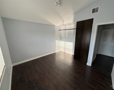 2568 Woodgate Boulevard - Photo Thumbnail 5