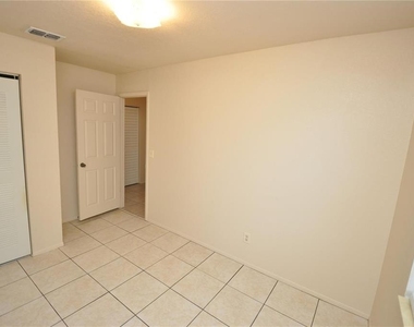 1743 Avenue C Ne - Photo Thumbnail 3